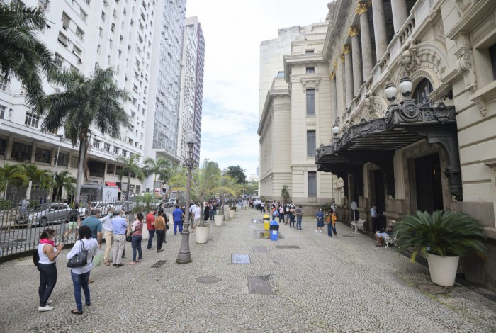 Cariocas formam fila para vacinação no Theatro Municipal, no Centro do Rio