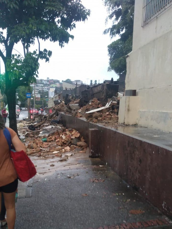 Muro do Cemit&eacute;rio Cacuia, na Ilha do Governador, Zona Norte do Rio, desaba