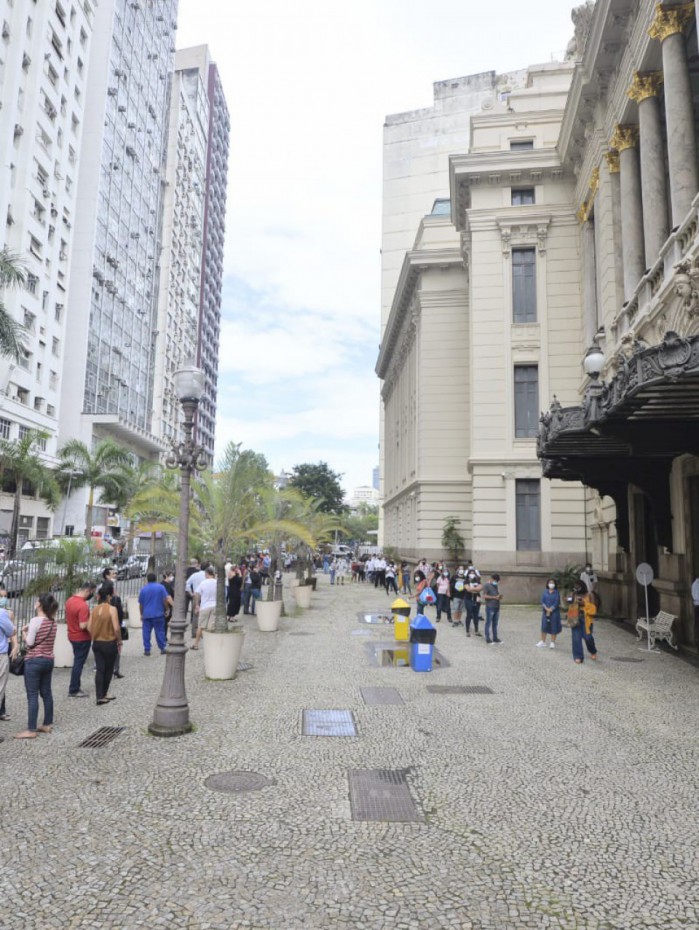 Cariocas formam fila para vacinação no Theatro Municipal, no Centro do Rio