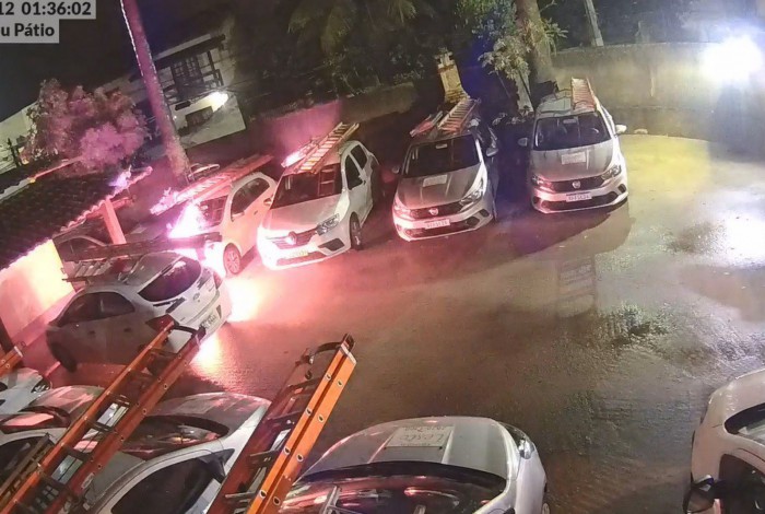 Câmera de segurança mostra operadora de internet em Niterói sendo atacada com explosivos