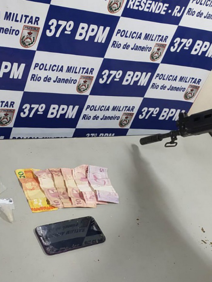 Foram apreendidos pinos de cocaína, maconha, um celular e R$ 50.