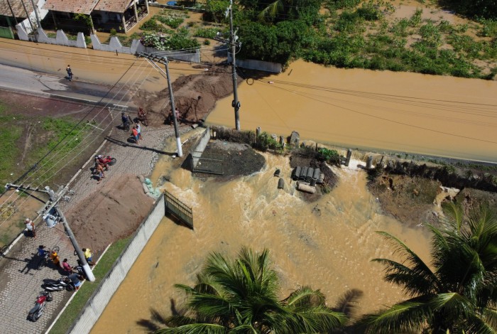 Dique rompeu após cheia do Rio Paraíba do Sul, provocada pelas fortes chuvas na região