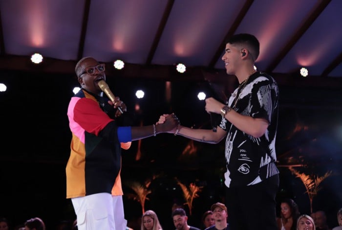 O registro ao vivo também conta com a parceria do cantor com o astro do forró Zé Vaqueiro
