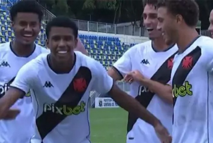 Jogadores do Vasco comemoram um dos quatro gols na goleada sobre o Joinville