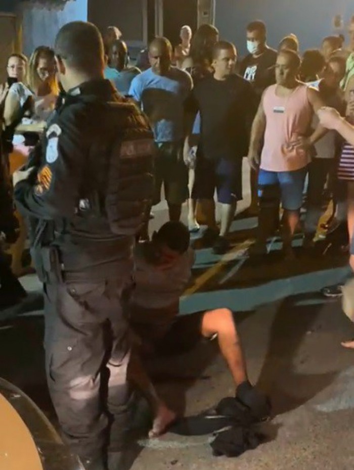 O assaltante que tentou fugiu foi agredido e detido por populares