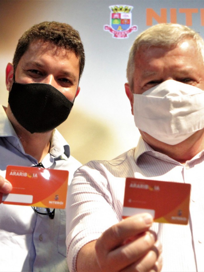 O secret&aacute;rio municipal de Assist&ecirc;ncia Social, Elton Teixeira, ao lado do prefeito Axel Grael: programa para mudar a realidade de milhares de niteroienses.