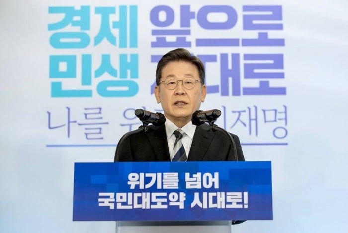 Dono de uma vasta cabeleira, Lee Jae-myung promete não economizar e investir no caro tratamento de implante capilar para a população 