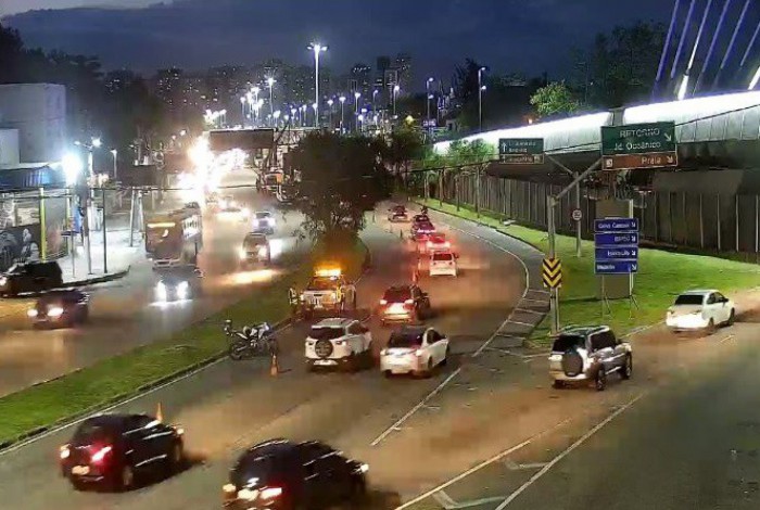 Acidente de trânsito causa lentidão na Avenida Armando Lombardi, na Barra da Tijuca