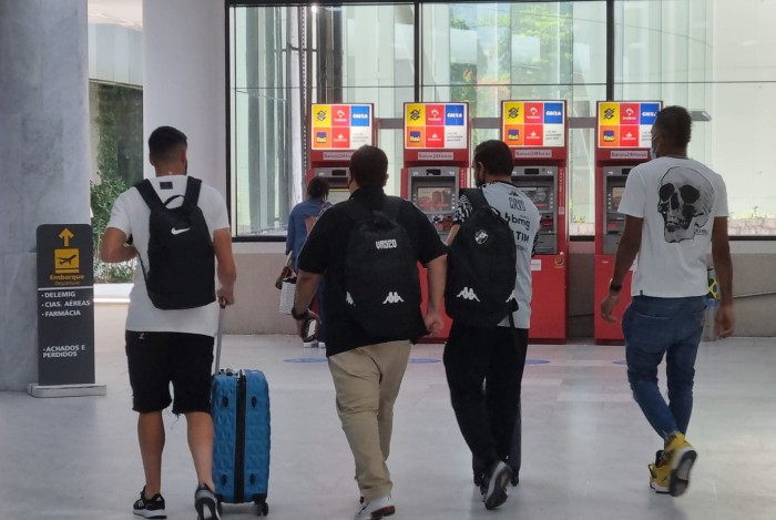 Matheus Barbosa, à esquerda e com mala azul, foi recepcionado por funcionários do Vasco e Luis Cangá