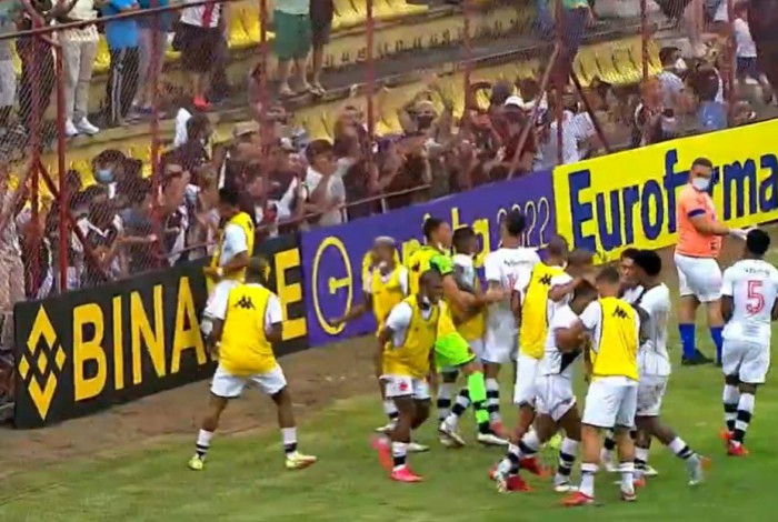 Jogadores do Vasco comemoram a classificação para o mata-mata da Copinha com a torcida