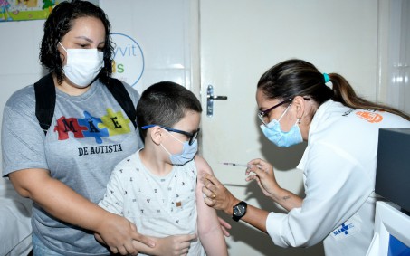 Nova Iguaçu vacina crianças entre 7 e 9 anos nesta semana