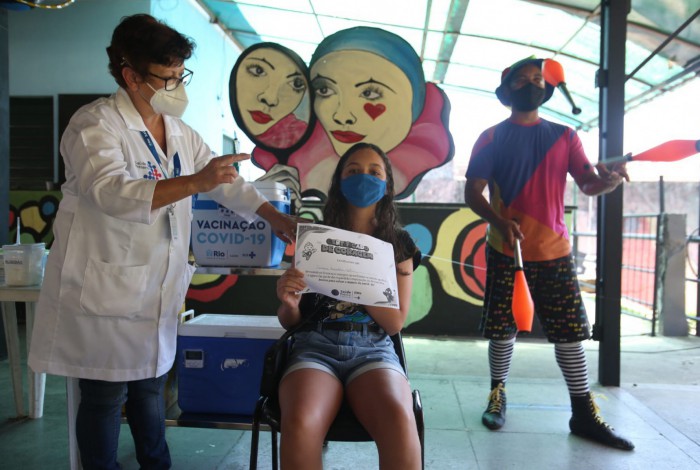 Na Lona Cultural João Bosco, em Vista Alegre, artistas circenses animaram o ponto de vacinação