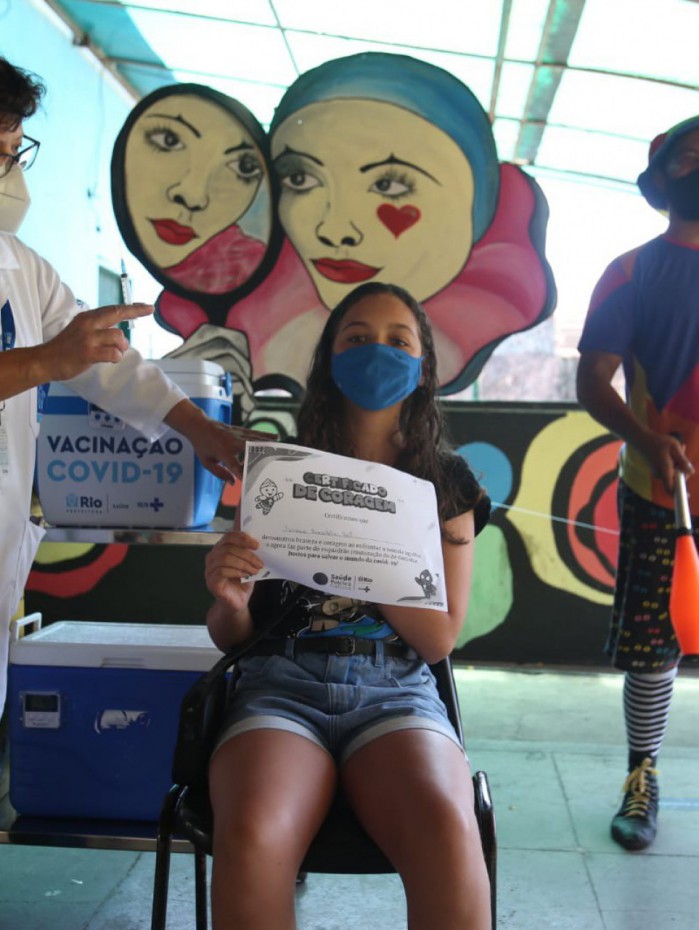 Na Lona Cultural João Bosco, em Vista Alegre, artistas circenses animaram o ponto de vacinação