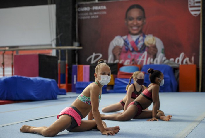 Ana Luísa, de apenas 12 anos, viralizou na internet com seu video treinando ginástica numa laje, no Morro do Borel.