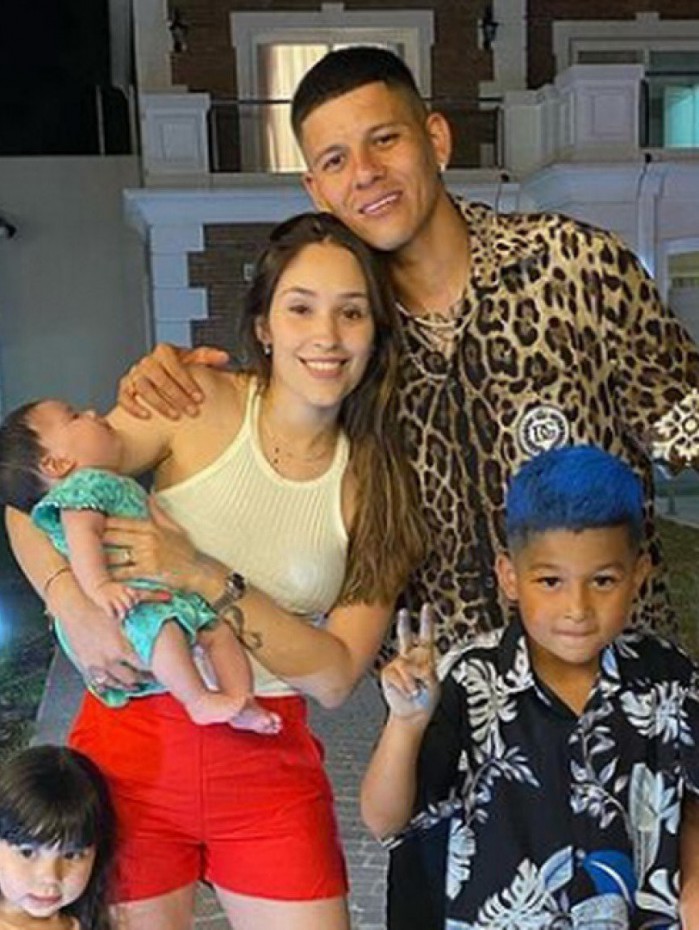 Marcos Rojo com sua fam&iacute;lia, em frente a sua casa na Argentina