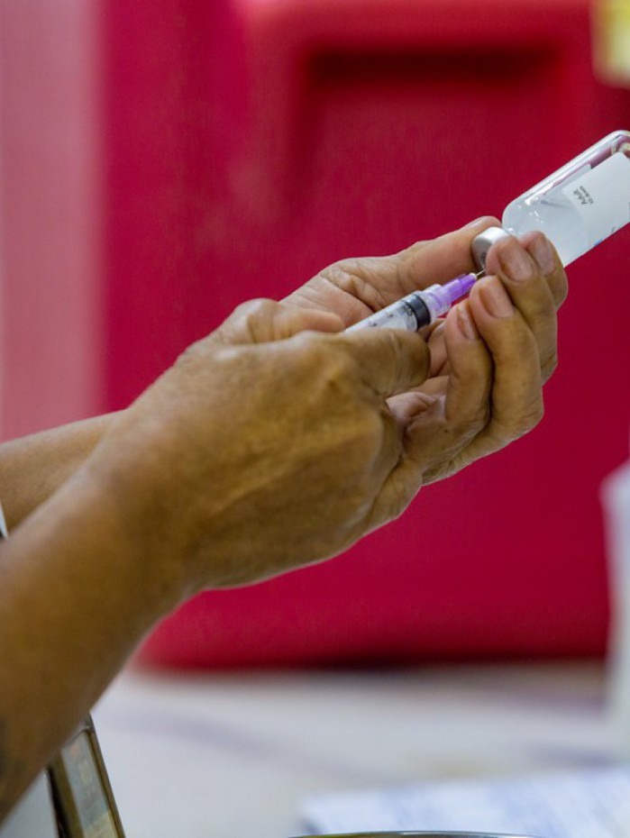 Dados mostram que risco de morrer &eacute; bem maior em n&atilde;o vacinados, diz Opas