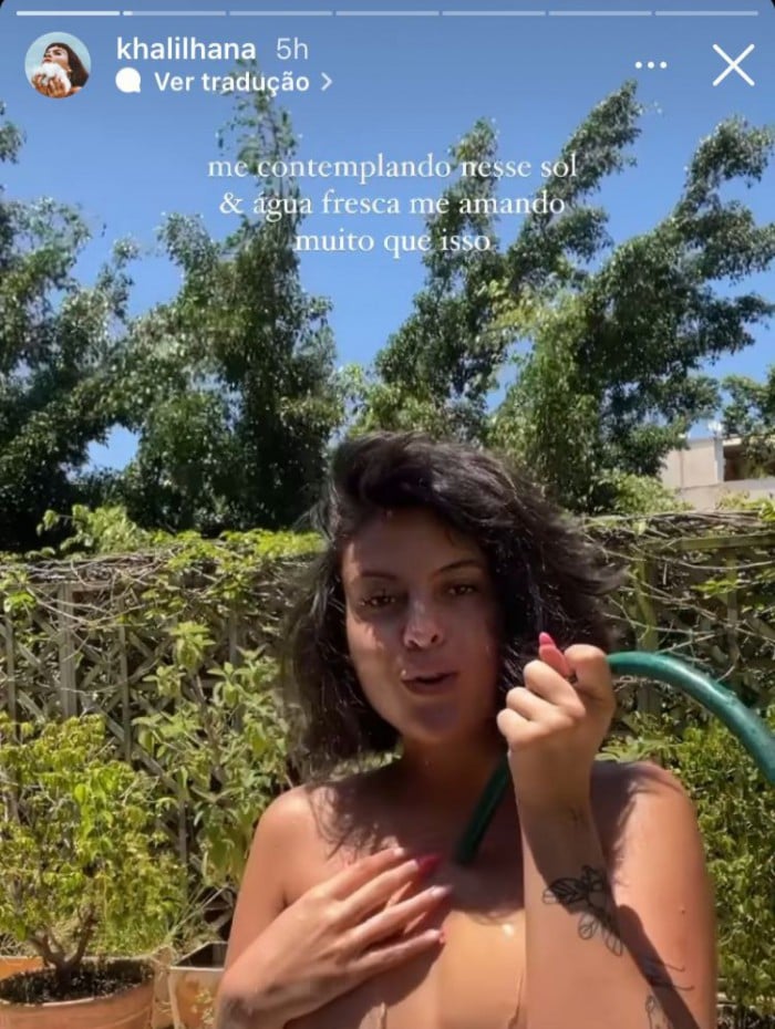 Hana Khalil toma banho de mangueira nua