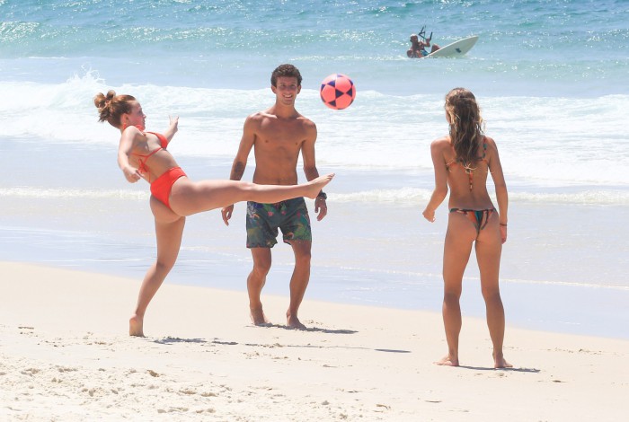 Larissa Manoela joga altinha com amigos na Praia da Barra da Tijuca, na Zona Oeste do Rio, na tarde desta quarta-feira