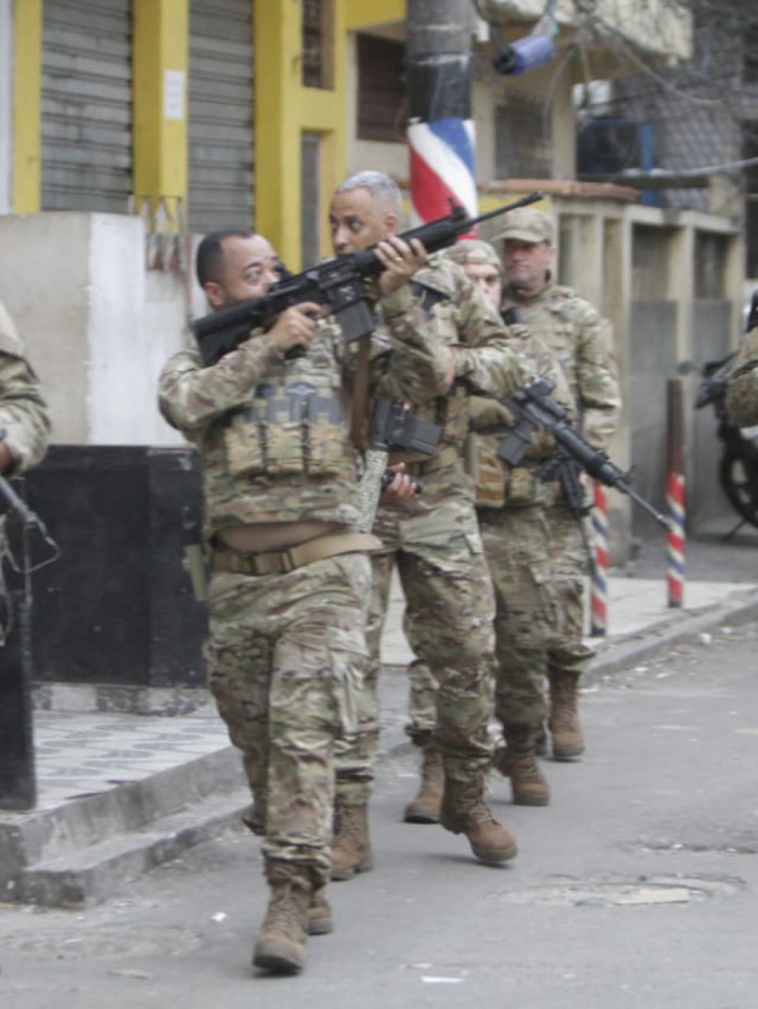 Polícias Civil e Militar realizam operação no Jacarezinho