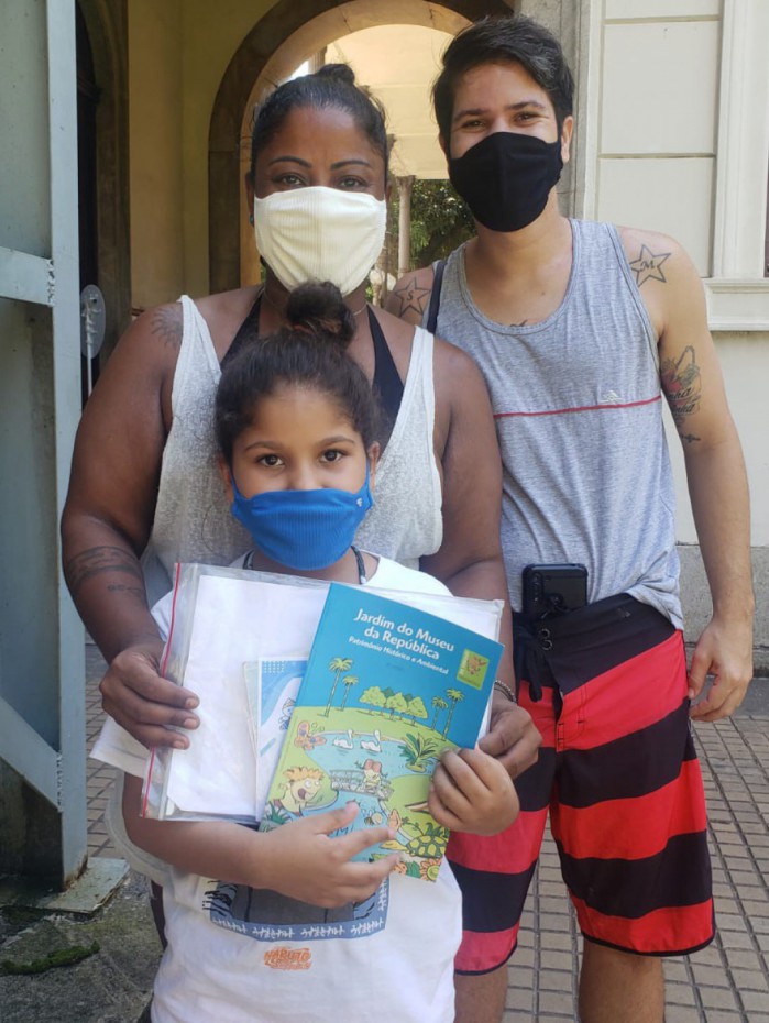 Daniele Kronemberger e Fred Silva levaram a filha, Catarina, ao posto