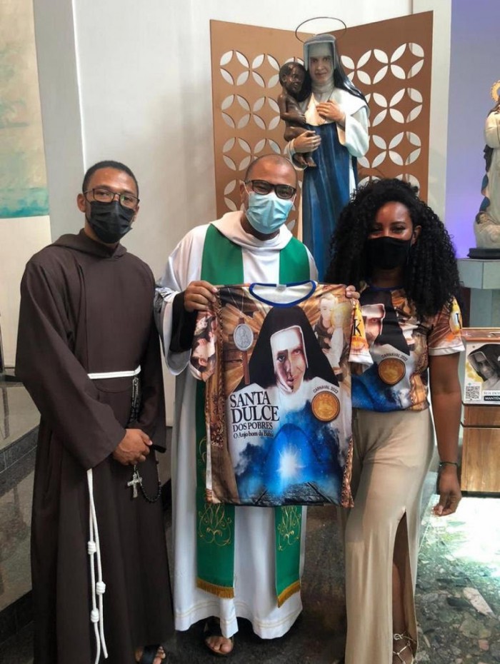 A empres&aacute;ria Lilian Brito, conhecida como Lili Tud&atilde;o, rainha de bateria da Unidos da Ponte visitou o santu&aacute;rio da Irm&atilde; Dulce, em Salvador