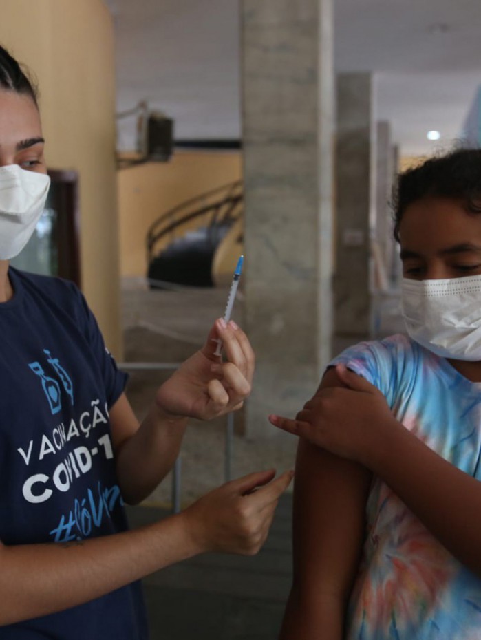 Gabriella, de 10 anos, recebeu a primeira dose no Tijuca Tênis Clube