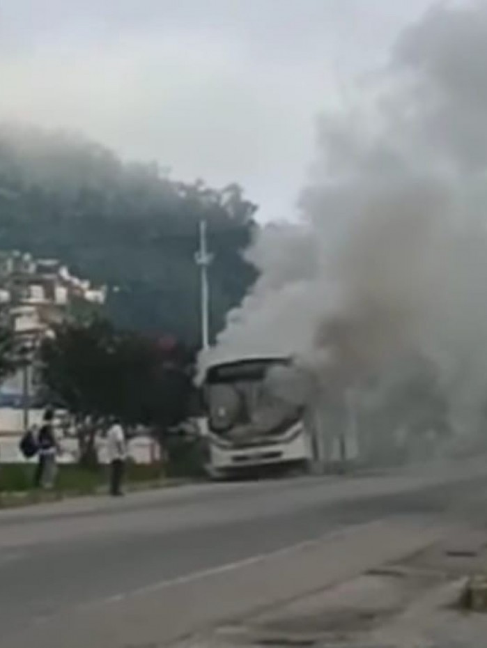 Corpo de Bombeiros foi acionado para conter as chamas no coletivo