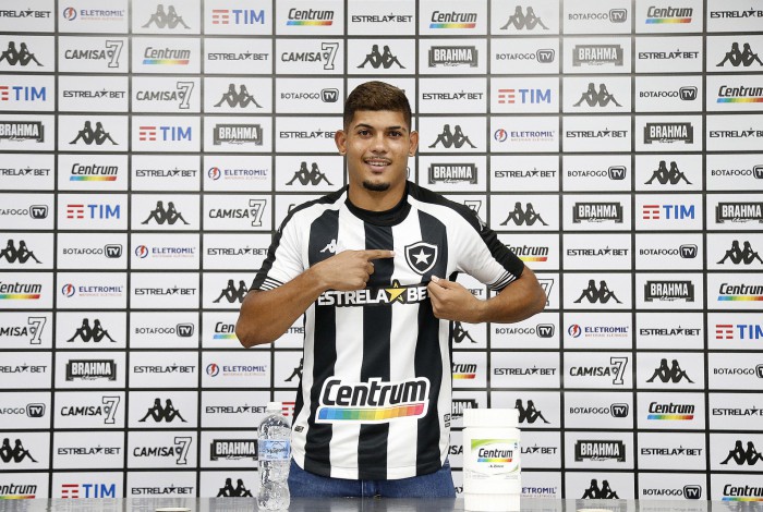 Novo reforço do Botafogo, Erison foi apresentado no Estádio Nilton Santos