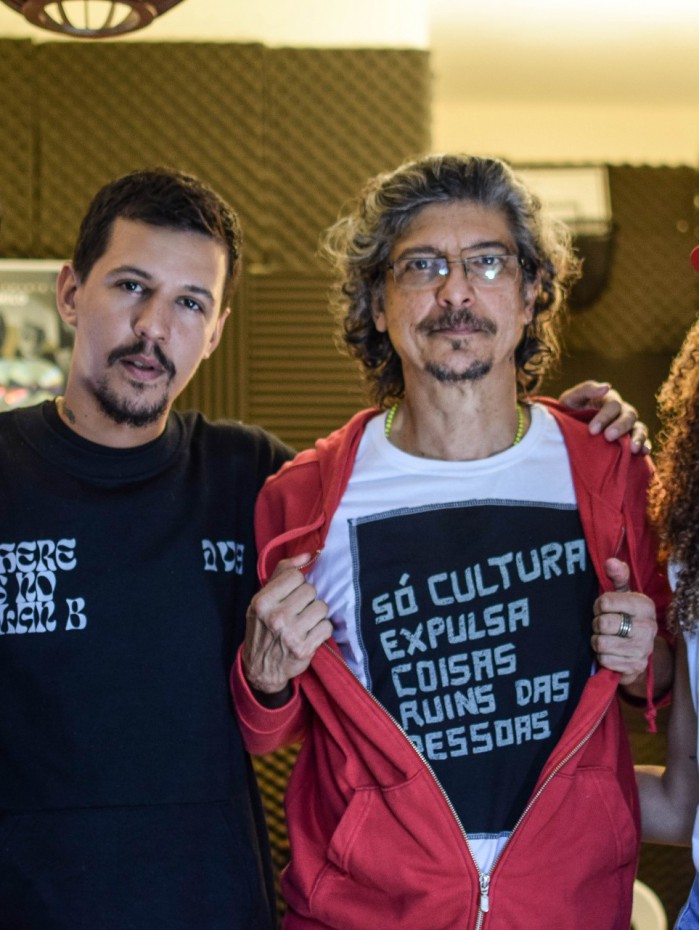 Monobloco lança single 'Viver de Love' com participação de Romero Ferro e Rod3030