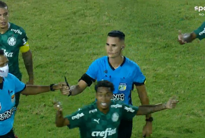 Faca encontrada no campo foi entregue à arbitragem do jogo entre São Paulo e Palmeiras, pela Copinha