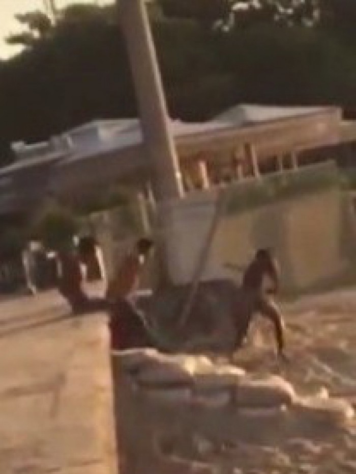 Momento em que roubo acontece na Praia de Copacabana