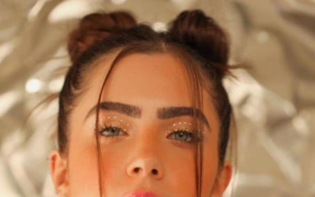 Jade Picon desembarca em aeroporto de São Paulo com cabeça coberta 