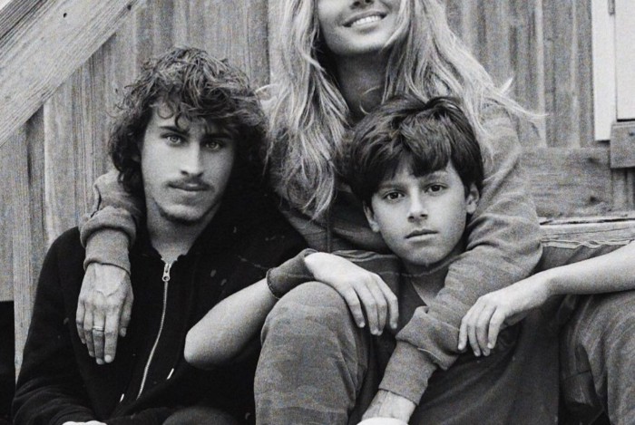 Carolina Dieckmann com os dois filhos, Davi e José.