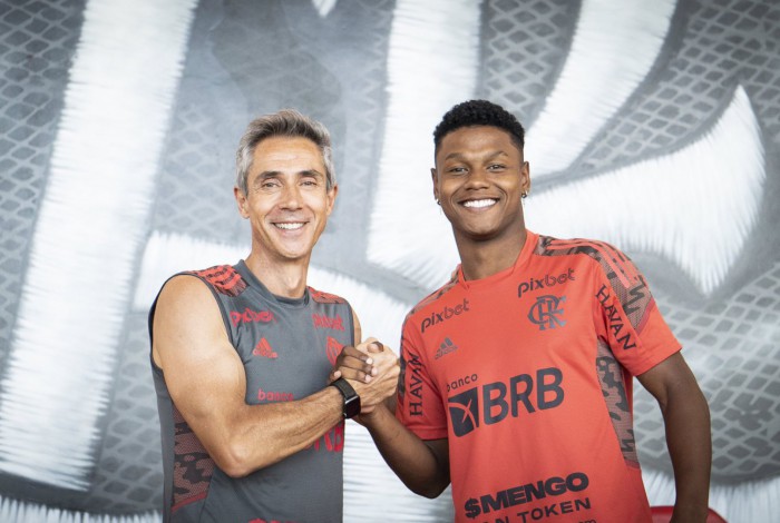 Técnico Paulo Sousa cumprimenta Matheus França