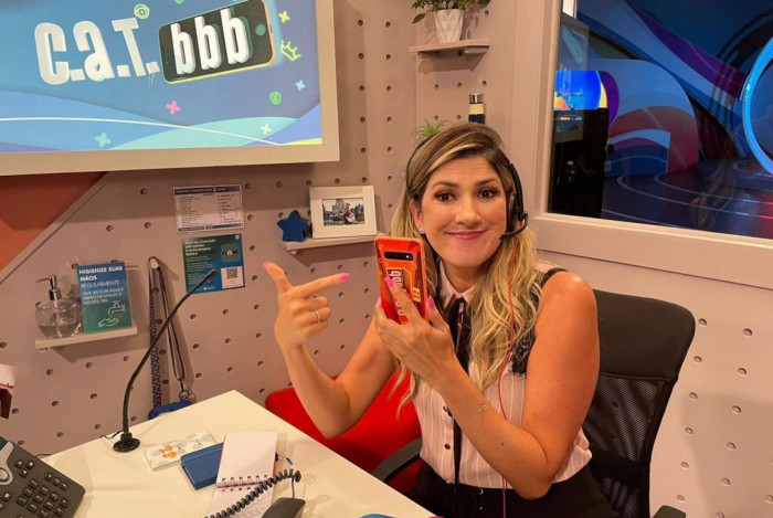 Dani Calabresa estreia como a nova 'atendente' do 'CAT BBB', substituido Rafael Portugal