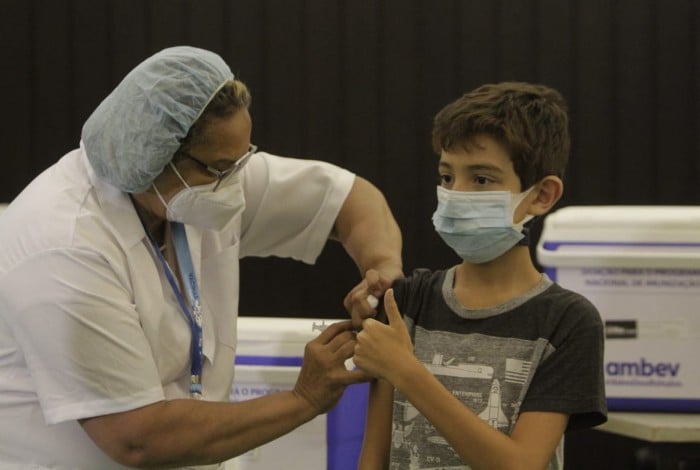 Eduardo Goulart de 10 anos comemora primeira imunização contra covid-19