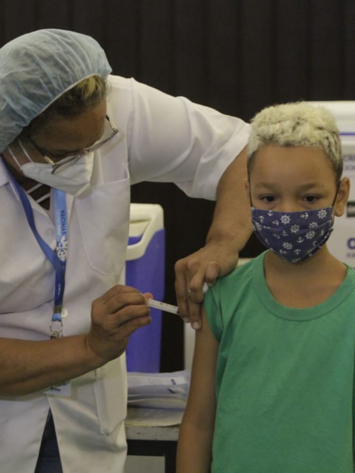 Vacinação de crianças de 10 anos no Planetário da Gávea. Na foto, Pedro Henrique Lima