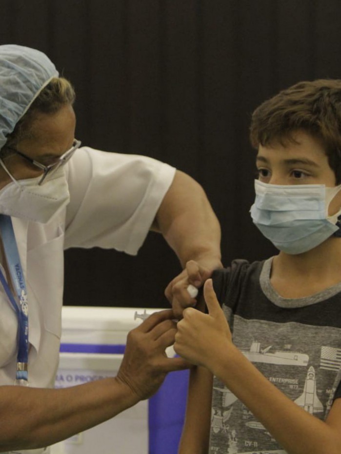 Eduardo Goulart de 10 anos comemora primeira imuniza&ccedil;&atilde;o contra covid-19