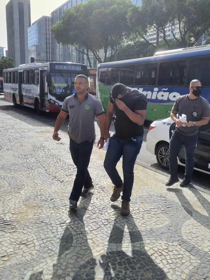 Policiais da 4&ordf; DP realizam opera&ccedil;&atilde;o contra quadrilha de taxistas e motoristas de aplicativo que aplicavam golpes em maquininhas de cart&atilde;o 