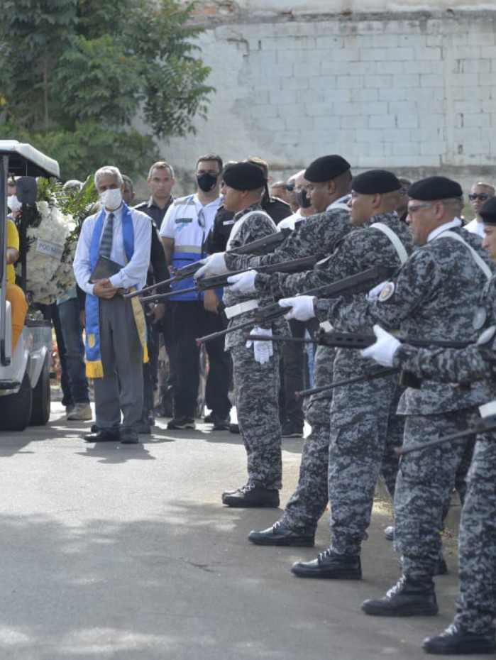 Sepultamento de Sandro Santos teve salva de tiros dos colegas