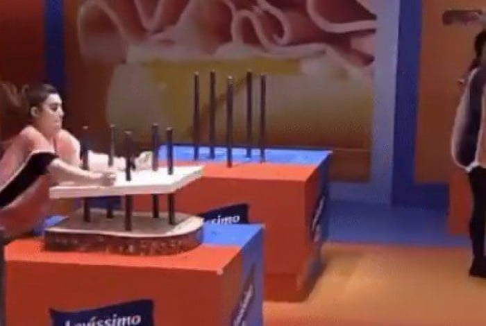 Naiara Azevedo dá socos no queijo durante a prova do líder
