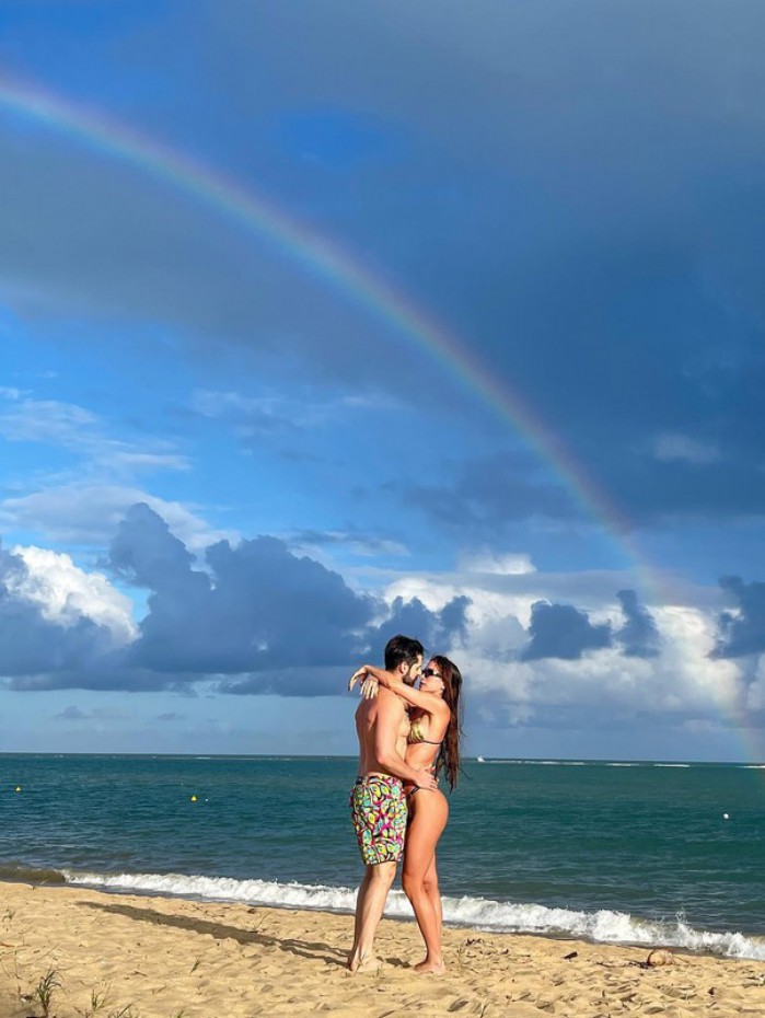 Alok e Romana Novais curtem dia de praia em família