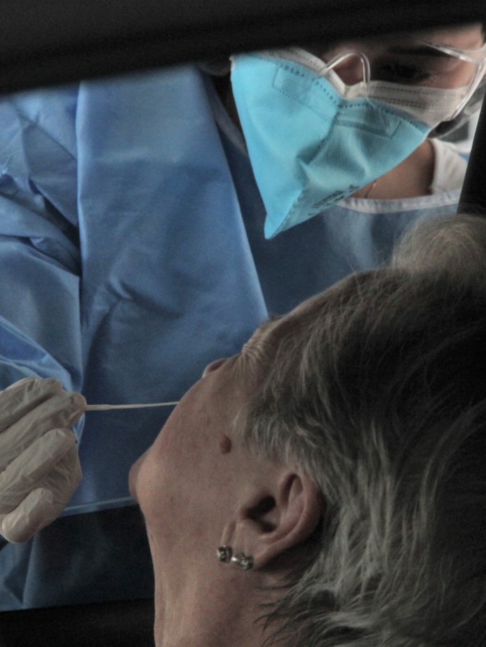 A Secretaria Municipal de Sa&uacute;de realiza, por dia, cerca de 5 mil testes nos 55 pontos de testagem para Covid-19 espalhados pela cidade.