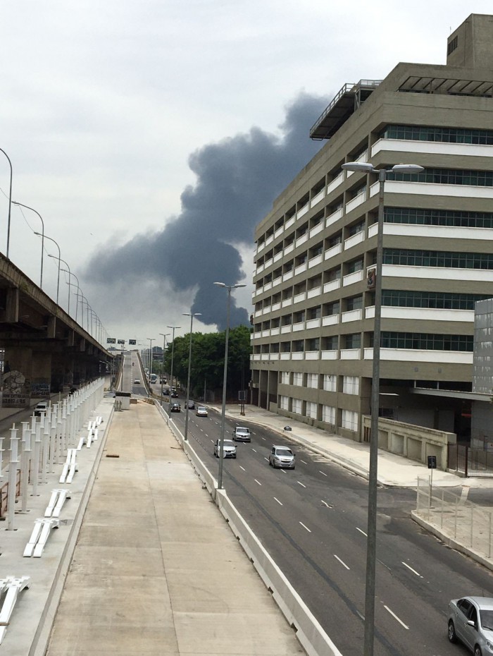 Coluna de fumaça preta pode ser visto por motoristas da Ponte Rio Niterói