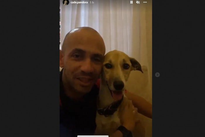 Reinaldo posa com Pandora: cadela desaparecida durante conexão foi encontrada