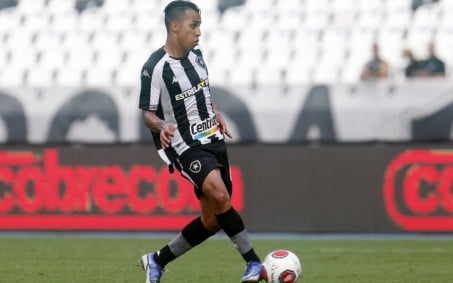 Breno destaca importância de Enderson Moreira no comando do Botafogo: 'Muito justo'