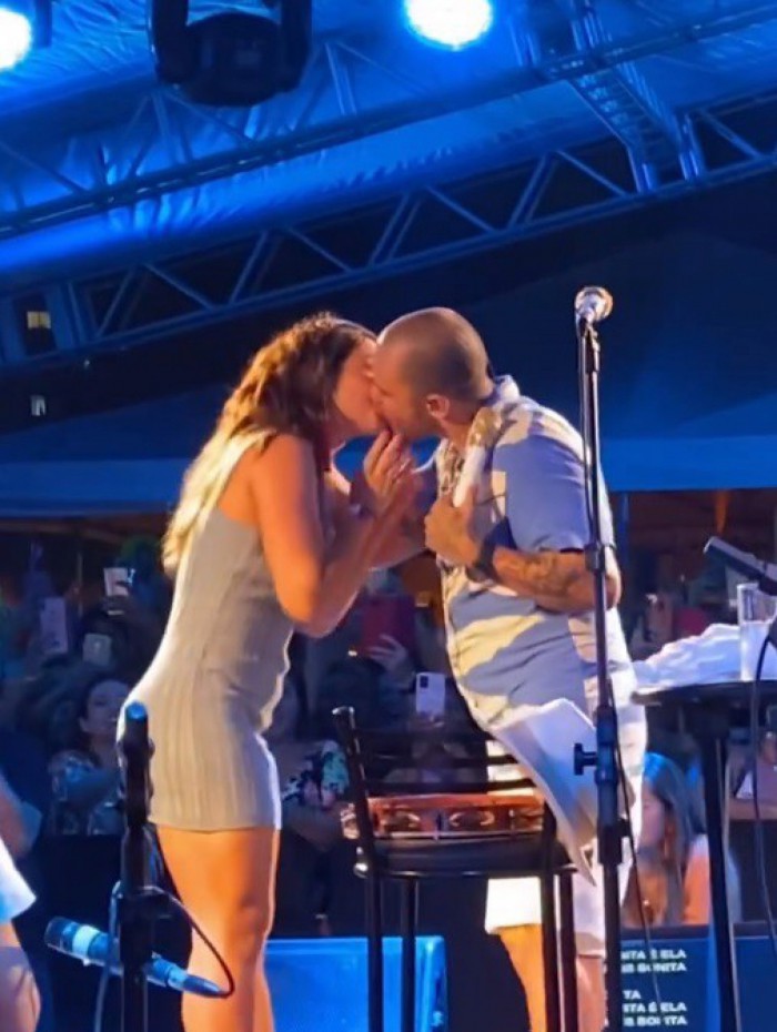 Paolla Olivera e Diogo Nogueira dão beijão de tirar o fôlego em show no Rio