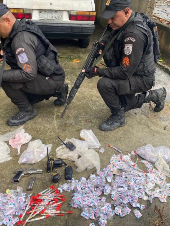 Pistola, granada e drogas foram apreendidas