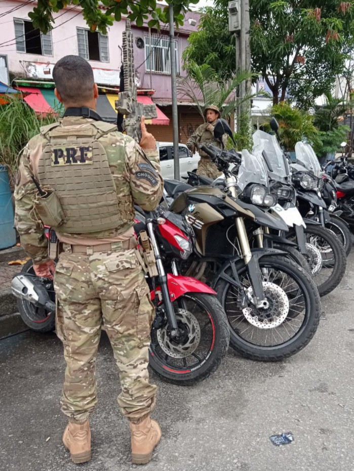 Agentes da PRF apreenderam carros e motos durante opera&ccedil;&atilde;o no Complexo da Mar&eacute;