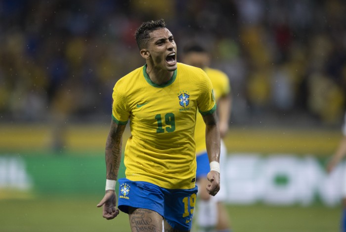 Após ter um gol anulado, Raphinha recebeu lindo passe de Marquinhos e abriu o placar para o Brasil